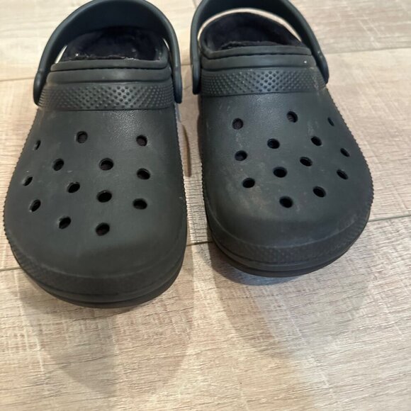 CROCS YOUTH BLACK FLEECE LINED SHOES SIZE CHILD 12 - Picture 3 of 7